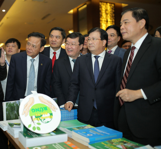 Phó Thủ tướng Trịnh Đình Dũng (thứ 2 từ phải qua) cùng các đại biểu tham quan các gian hàng đặc trưng về ngành gỗ và lâm sản. 