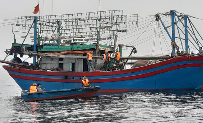 Đoàn kiểm tra của Chi cục Thủy sản phát hiện một số phương tiện vi phạm. Ảnh: Thanh Nga.