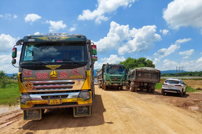 Đang 'ăn hàng' tại đập Bàu Cơm, hàng chục phương tiện bị yêu cầu dừng hoạt động. 