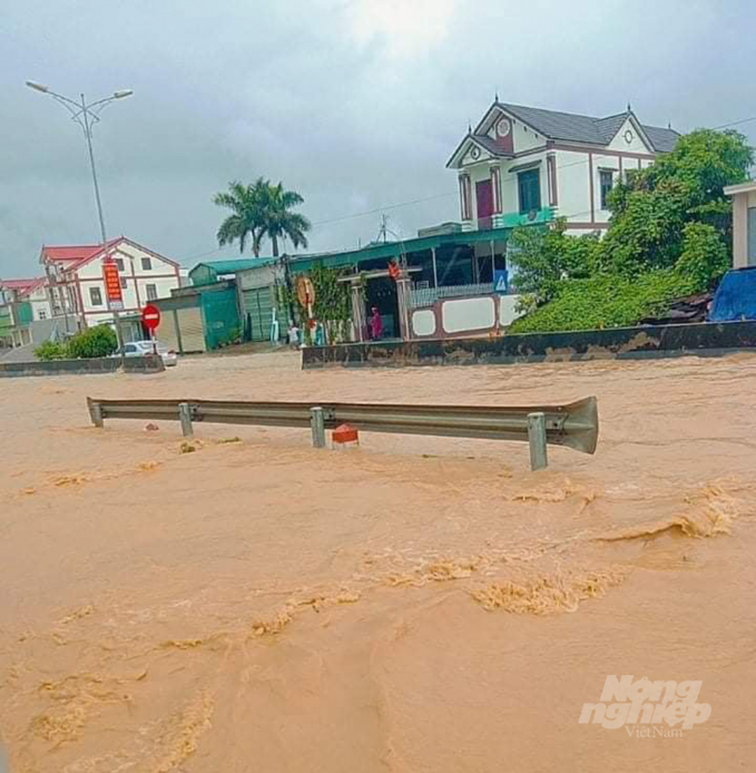 Mưa lớn gây nên tình trạng ngập úng cục bộ tại nhiều địa bàn. Ảnh: Việt Khánh.