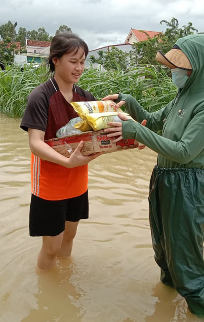 Công tác cứu trợ vẫn tiếp diễn liên hồi tại tâm lụt Quỳnh Lưu.