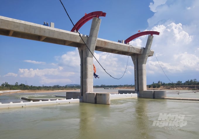 Hàng loạt công trình thủy lợi quy mô được xây dựng trên địa bàn Nghệ An trong những năm gần đây. Ảnh: Võ Dũng.