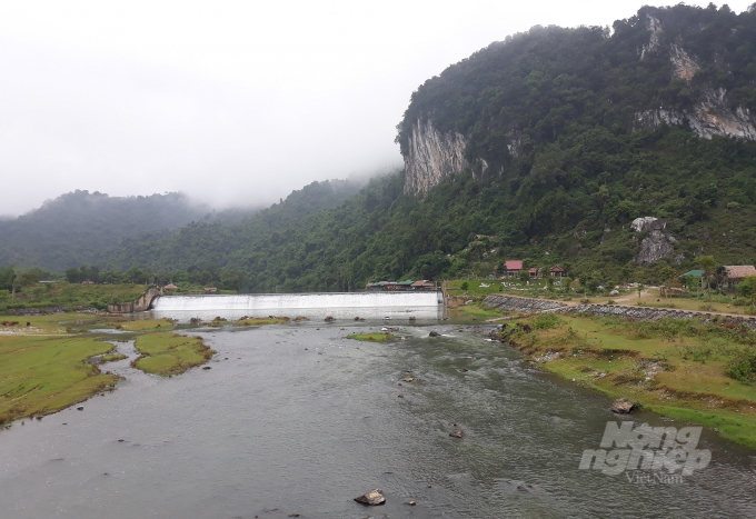 Nhiều núi lắm sông vô hình trung là bất lợi lớn của huyện Con Cuông trong công tác ứng phó mưa bão, phòng chống thiên tai. Ảnh: Việt Khánh.