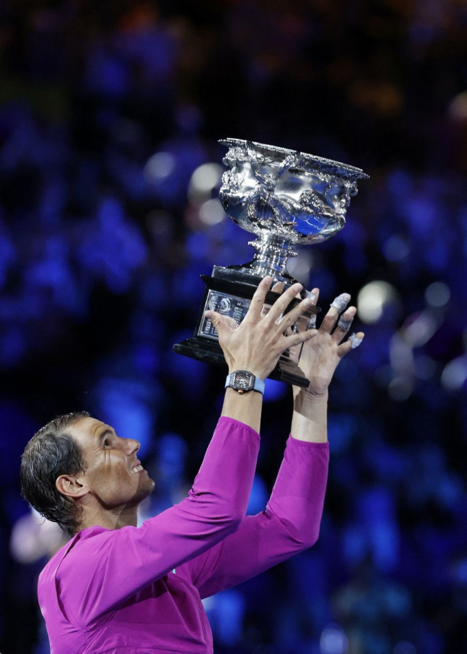 Chức vô địch Australian Open 2022 chính thức mang về cho Nadal danh hiệu Grand Slam lần thứ 21, vượt qua thành tích của 2 kỳ phùng địch thủ là Roger Federer và Novak Djokovic. Ảnh tư liệu.