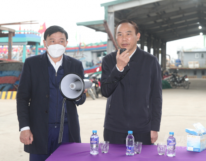 Thứ trưởng Bộ NN-PTNT Phùng Đức Tiến (bên phải) khẳng định: Vượt qua khó khăn, thách thức ngành thủy sản trong năm 2021 đã có màn bứt phá ngoạn mục. Ảnh: Việt Khánh.
