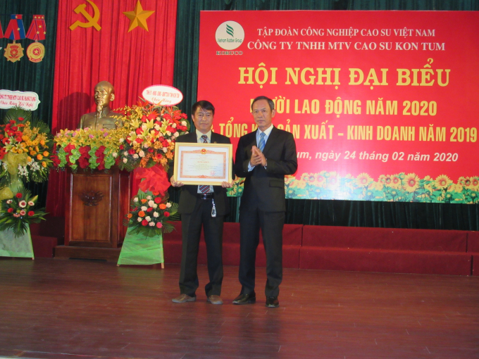 Ông Trần Ngọc Thuận trao Bằng khen của Thủ tướng Chính phủ cho ông Nguyễn Hữu Lợi.