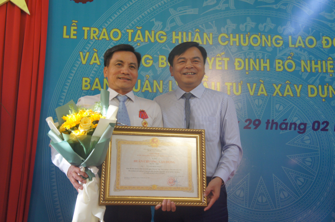 Thứ trưởng Nguyễn Hoàng Hiệp thừa ủy quyền trao Huân chương Lao động hạng Nhì cho ông Nguyễn Đình Thắng.