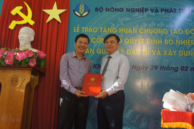 Thứ trưởng Nguyễn Hoàng Hiệp trao quyết định bổ nhiệm Giám đốc Ban 7 cho ông Phạm Quang Lộc (trái). Ảnh: Ngọc Khanh.