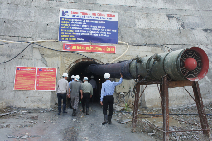 Tổ chuyên gia và các đơn vị liên quan kiểm tra đường hầm dẫn nước tại dự án hồ chứa nước Sông Chò 1. Ảnh: Ngàn Phố.