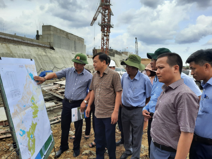 Thứ trưởng Nguyễn Hoàng Hiệp kiểm tra tiến độ thi công hồ chứa nước sông Lũy. Ảnh: Ngàn Phố.