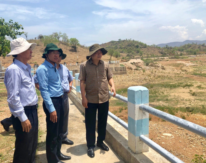 Thứ trưởng Nguyễn Hoàng Hiệp đi kiểm tra tại một số địa phương tỉnh Bình Thuận bị khô hạn. Ảnh: K.Hằng.