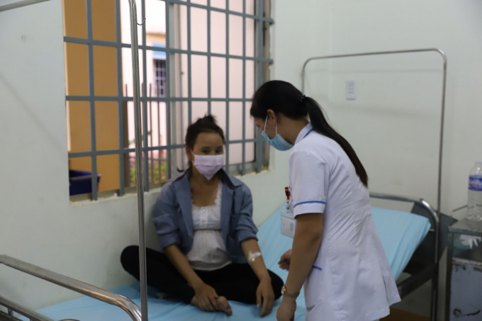 Một nữ bệnh nhân nhiễm bạch hầu đang điều trị tại Trung tâm Y tế  huyện M'Đrăk.