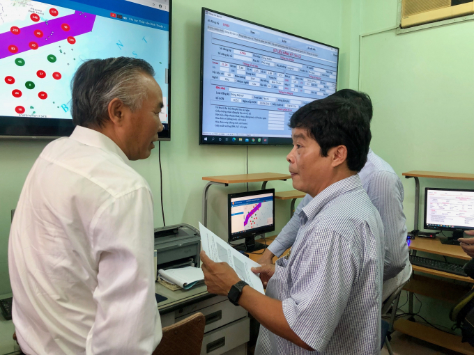 Thứ trưởng Phùng Đức Tiến (trái) kiểm tra hệ thống giám sát hành trình tàu cá tỉnh Bình Thuận. Ảnh: Kiều Hằng.
