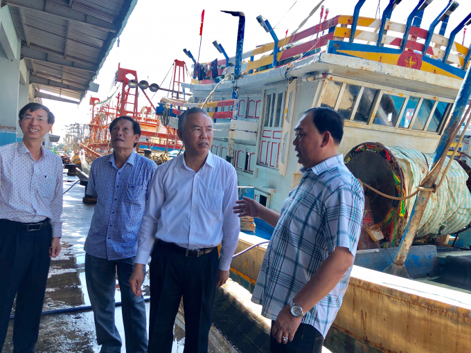 Thứ trưởng Bộ NN-PTNT Phùng Đức Tiến (thứ 2 từ phải sang) kiểm tra thực tế tại cảng cá Phan Thiết. Ảnh: Kiều Hằng.