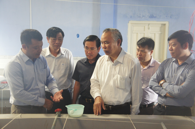 Thứ trưởng Phùng Đức Tiến thăm mô hình sản xuất tôm giống chất lượng cao của Công ty Cổ phần đầu tư S6.