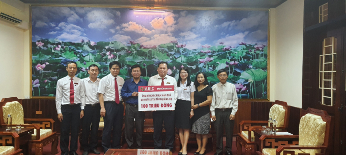 Ông Trương Viết Loan (thứ 4 từ phải sang), đại diện Công ty CP Bảo hiểm Ngân hàng Nông nghiệp trao số tiền 100 triệu đồng cho Ủy ban mặt trận Tổ quốc Việt Nam tỉnh Quảng Trị.