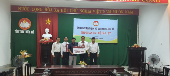 Lãnh đạo Công ty trao số tiền 100 triệu đồng cho Ủy ban mặt trận Tổ quốc Việt Nam tỉnh Thừa Thiên Huế.