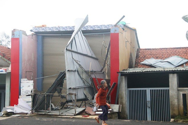Nhiều nhà dân ở tỉnh Quảng Nam bị tốc mái do ảnh hưởng của bão số 9. Ảnh: L.K.