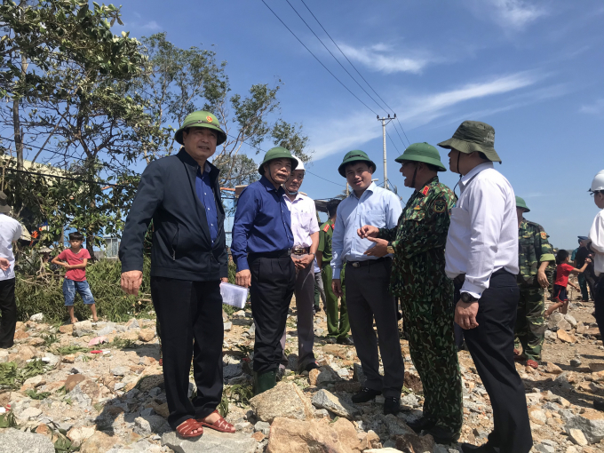 Bộ trưởng Nguyễn Xuân Cường và đoàn công tác đi kiểm tra tình hình thiệt hại do bão số 9 gây ra tại Quảng Ngãi.