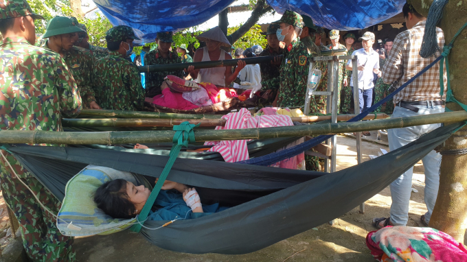 Nhiều nạn nhân đã được cứu sống trong vụ sạt lở tại xã Trà Leng, huyện Bắc Trà My. Ảnh: Phương Điền.