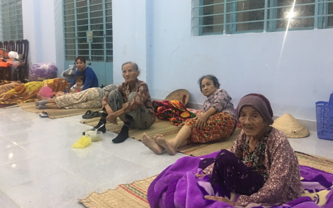 Người già và trẻ em ở vùng có nguy cơ sạt lở phường Vĩnh Hòa, TP Nha Trang được di dời đến nơi an toàn.