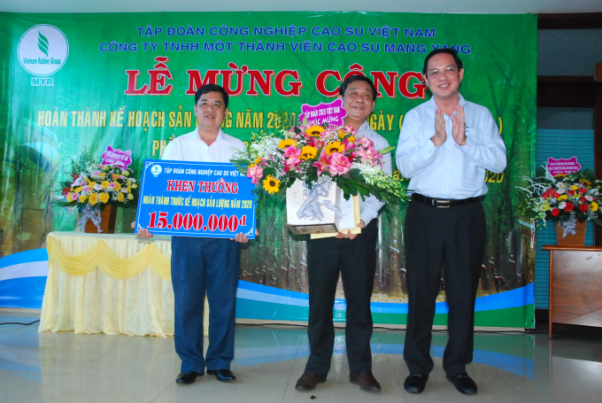 Lãnh đạo Công ty Cao su Mang Yang nhận khen thưởng củaTập đoàn Công nghiệp Cao su Việt Nam.