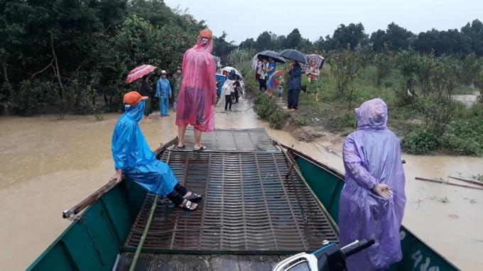 Lực lượng chức năng tỉnh Đắk Lắk di dời người dân đến nơi an toàn.