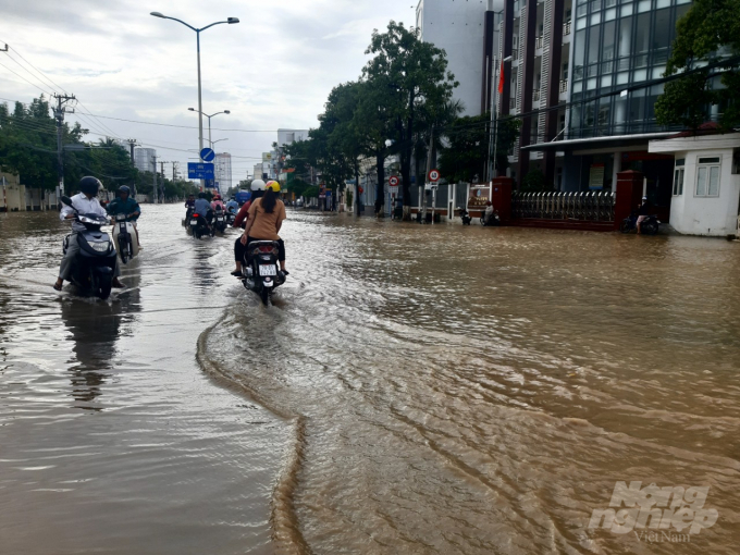Đường 2/4 đoạn phường Vĩnh Hải sáng ngày 1/12 vẫn còn ngập sâu, giao thông đi lại rất khó khăn. Ảnh: M.Phương.
