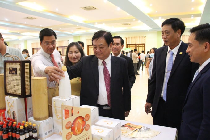 Thứ trưởng Bộ NN-PTNT Lê Minh Hoan cùng lãnh đạo tỉnh Ninh Thuận thăm quan các gian hàng trưng bày sản phẩm OCOP.