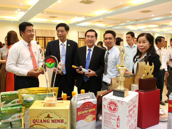 Lãnh đạo tỉnh Ninh Thuận thăm gian hàng giới thiệu sản phẩm tại Hội nghị xúc tiến thương mại kết nối cung cầu các sản phẩm OCOP diễn ra ngày 8/12 tại Thành Phố Phan Rang- Tháp Chàm.