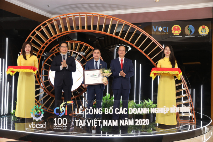 Đại diện Lãnh đạo Công ty Yến sào Khánh Hòa vinh dự nhận chứng nhận CSI năm 2020. Ảnh: YS.