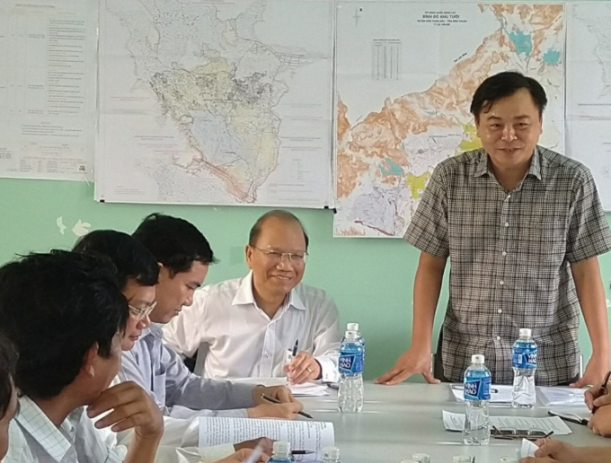 Thứ trưởng Nguyễn Hoàng Hiệp cùng lãnh đạo tỉnh Bình Thuận làm việc tại hồ chứa nước Sông Lũy, tỉnh Bình Thuận. Ảnh: Ngàn Phố.