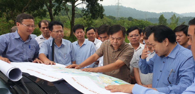 Thứ trưởng Bộ NN-PTNT Nguyễn Hoàng Hiệp đi khảo sát hồ La Ngà 3. Ảnh: Ngàn Phố.