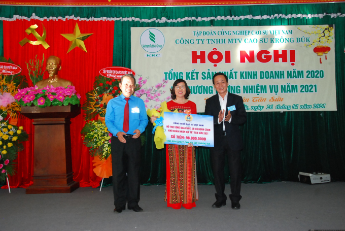 Đại diện Công đoàn CSVN tặng quà cho công nhân Công ty Cao su Krông Buk có hoàn cảnh khó khăn.
