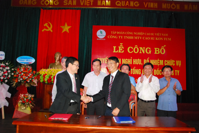 Ông Lê Đức Hân (trái) và ông Nguyễn Hữu Lợi ký biên bản bàn giao công việc Chủ tịch HĐTV. Ảnh: V.V.