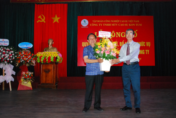 Lãnh đạo VRG tặng hoa chúc mừng ông Lê Khả Liễm hoàn thành nhiệm vụ về nghỉ theo chế độ. Ảnh: V.V.