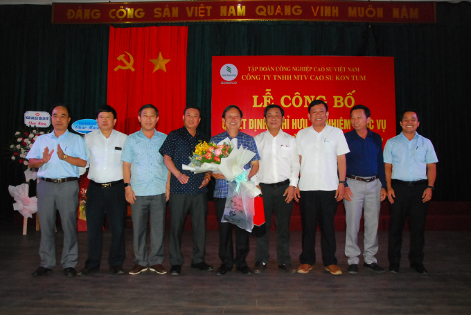 Lãnh đạo các đơn vị cao su Tây Nguyên và Quảng Nam tặng hoa chúc mừng ông Lê Khả Liễm. Ảnh: V.V.
