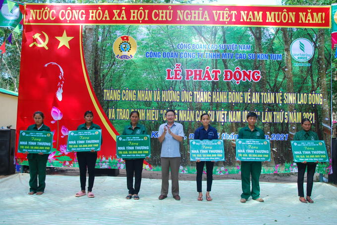 Ông Lê Đức Hân, Tổng Giám đốc Công ty Cao su Kon Tum trao 6 căn nhà tình thương cho công nhân.