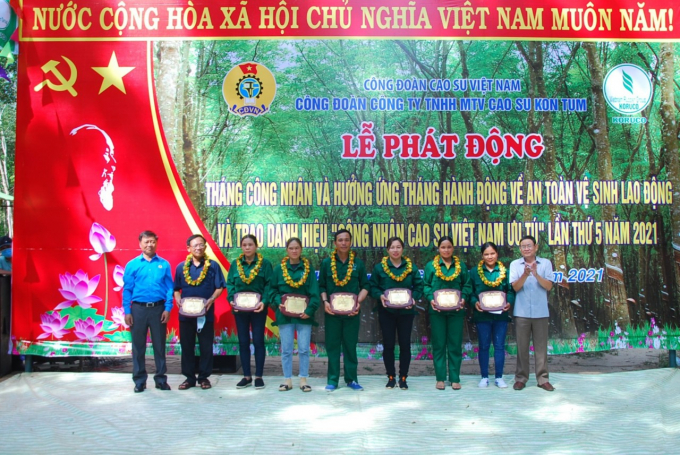 Lãnh đạo Công ty Cao su Kon Tum trao danh hiệu Công nhân cao su Việt Nam cho 7 công nhân.