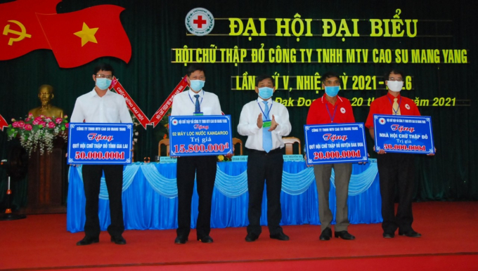 Ông Trương Minh Tiến (giữa) tặng tiền và hiện vật cho Hội chữ Thập đỏ tỉnh, huyện Đăk Đoa và Trung tâm Y tế của Công ty.