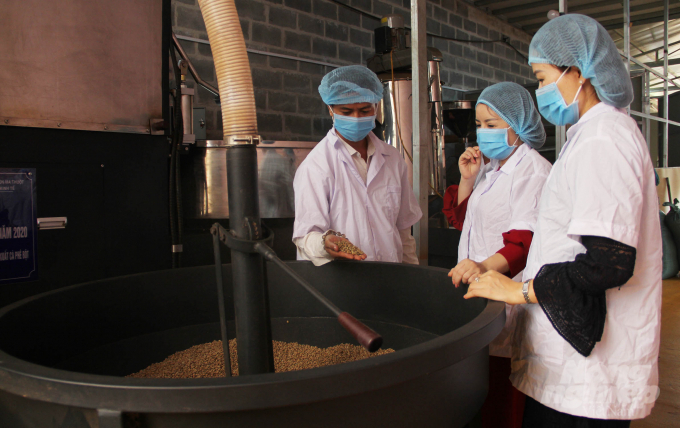 The director guides guests to visit the family's coffee roasting factory. Photo: Quang Yen.