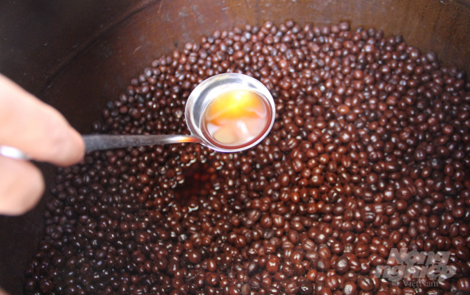 Vuong uses ripe coffee berries to brew wine. Photo: Quang Yen.