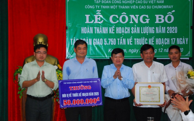 Lãnh đạo Công ty cao su Chư Mom Ray nhận thưởng từ Tập đoàn Công nghiệp Cao su Việt Nam-CTCP vì đã hoàn thành sớm kế hoạch năm 2020. Ảnh: Ngọc Thăng.