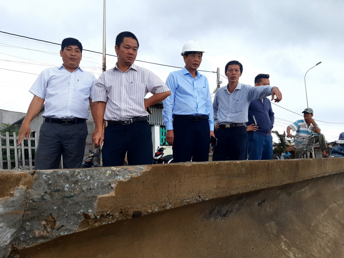 Ông Đặng Kim Cương (đứng giữa) Giám đốc Sở NN-PTNT đi kiểm tra kè Đông Hải bị hư hỏng cuối năm 2020 do bị triều cường.