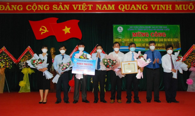Ông Huỳnh Văn Bảo (giữa), Tổng Giám đốc Tập đoàn Công nghiệp Cao su Việt Nam trao bằng khen và tiền thưởng cho tập thể Công ty Cao su Mang Yang.