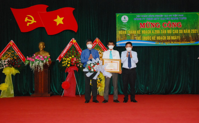 Đại diện Ủy ban quản lý vốn Nhà nước và ông Huỳnh Văn Bảo trao bằng khen của Thủ tướng Chính phủ cho Nông trường K'dang.
