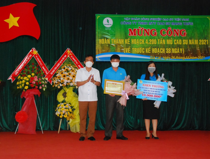 Lãnh đạo Công đoàn Cao su Việt Nam trao bằng khen và tiền thưởng cho Công đoàn công ty.