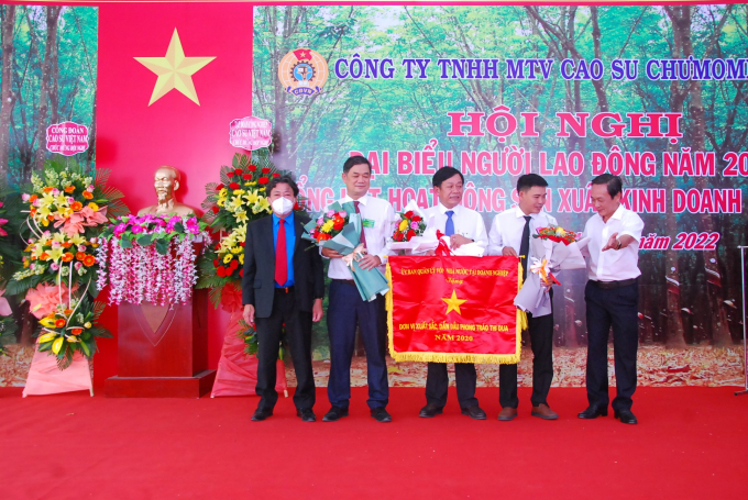 Lãnh đạo Công ty Cao su Chư Mom Ray nhận cờ thi đua xuất sắc của Uỷ Ban quản lý vốn Nhà nước tại doanh nghiệp.