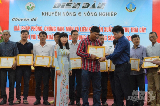 Mr. Le Quoc Thanh, director of the National Agricultural Extension Center (in navy shirt) awards certificates of merit to winners of the contest for safe and delicious fruit growers in 2020. Photo: Trung Chanh