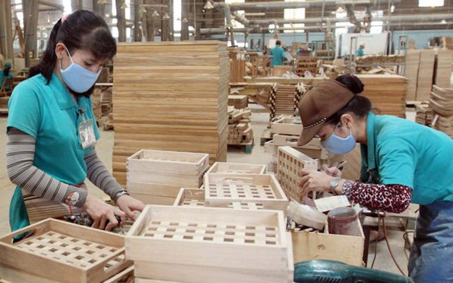 Processing wooden furniture for export in Binh Duong province.